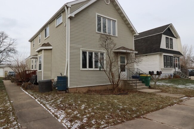 Photo - Large 2-Bed Upper Duplex