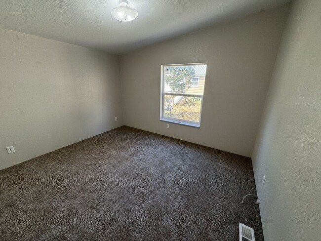 Building Photo - Riverfront 3BD/2BA Home