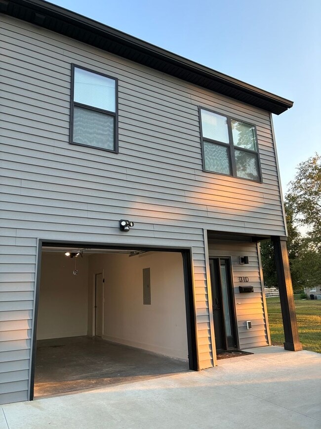 Building Photo - **LESS THAN 10 miles to Fort Knox**