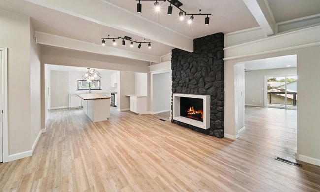 Photo - 610 W Fairview St