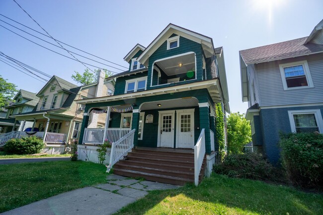 Building Photo - Beautiful Duplex Within Walking Distance T... Unit Lancaster 971 Rental