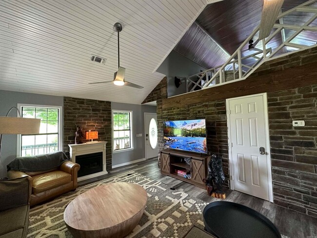 Photo - 896 Vaughn Rd