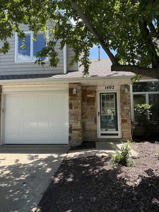 Photo - 811 Burr Oaks Dr