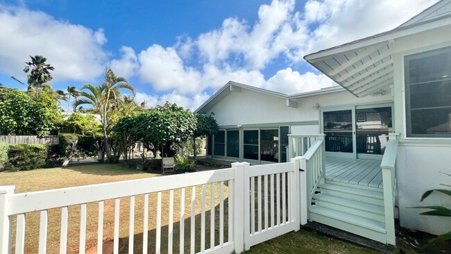 Building Photo - AVAILABLE NOW! PARTIALLY RENOVATED 2 BEDRO... Rental