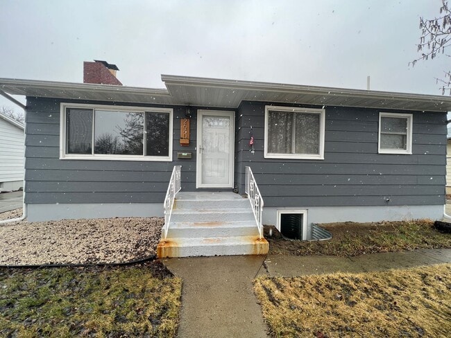 Building Photo - Spacious 4 Bedroom, 2 Bathroom Home on the...