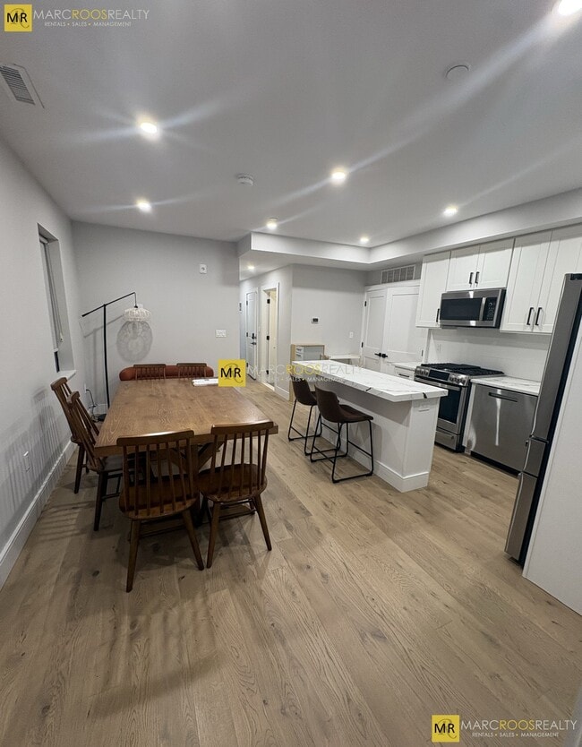 Building Photo - 169 Maverick St Unit 2