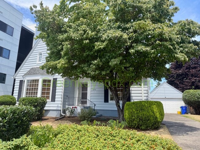 Photo - Lovely 3-Bedroom, 2-Bathroom House with Detached Garage in North Portland