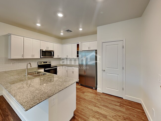 Photo - 614 W Hackamore Ave