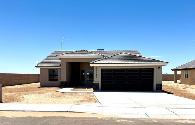 Building Photo - San Luis Corner Lot home with a Large Mast...