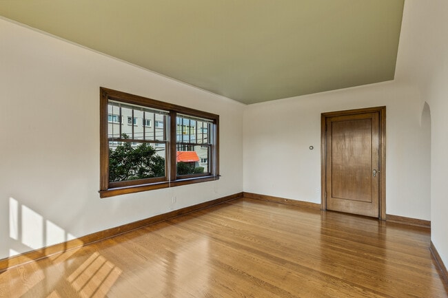 Queen Anne Apartments