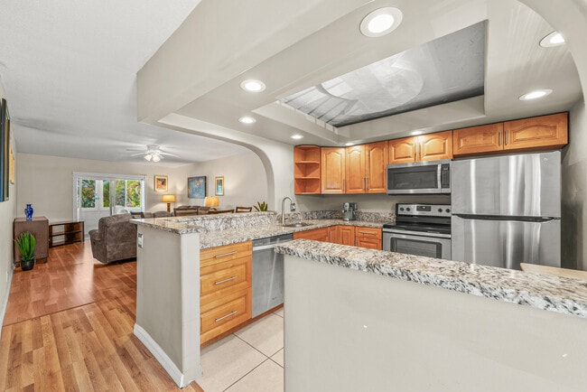 Building Photo - 2615 NE 1st Ct Unit 203