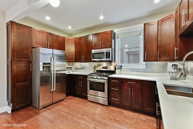 Photo - 1437 W Oakdale Ave Unit 2