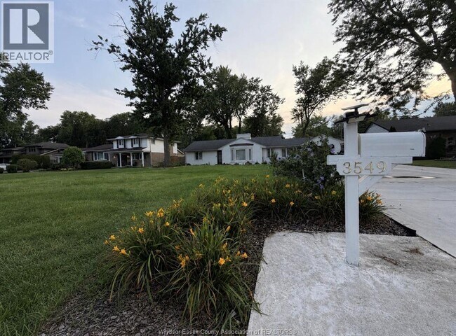 Photo - 3549 Ouellette Ave