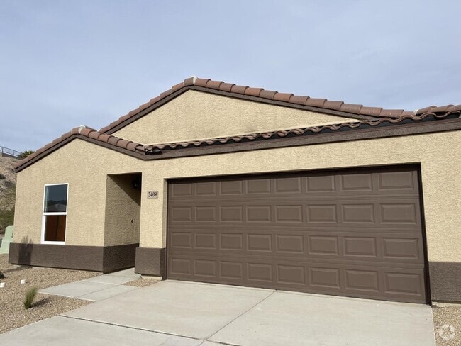 Building Photo - $1,675 rent - Home in gated community with...