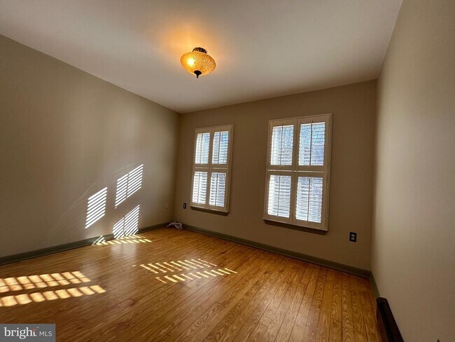 Photo - 162 York St