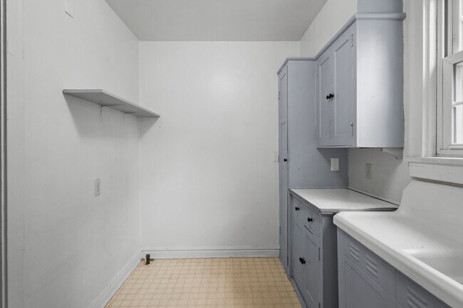 833 Midland St