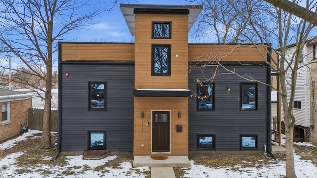 Building Photo - 2307 Lake St Unit 2