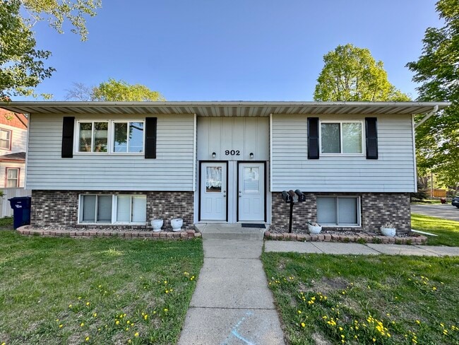 Photo - 902 W Lincoln Ave #2