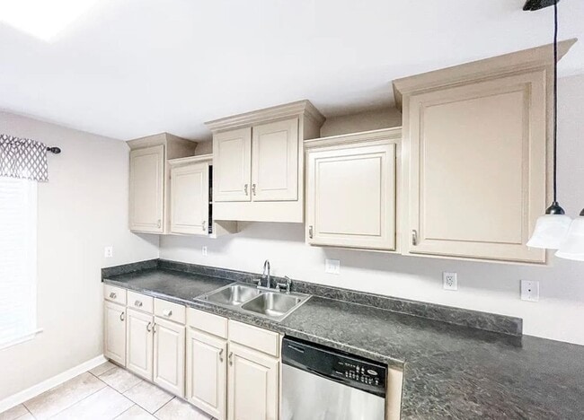 Photo - Charming 3/2 furnished home on quiet street