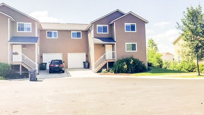 Building Photo - Beautiful 4 bedroom 3 bath townhouse w/att...