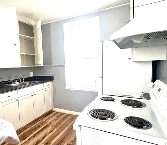 Building Photo - 201 W 5th St