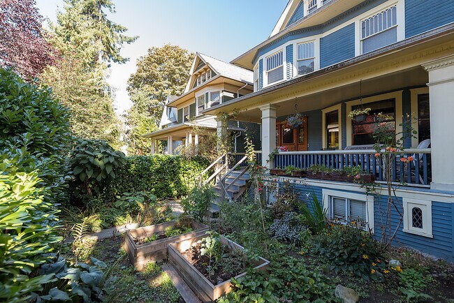 Photo - 1517 Comox St Unit 7