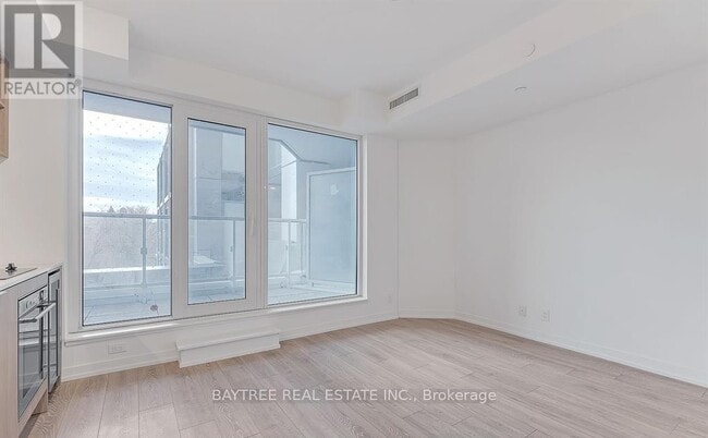 Photo - 2020 Bathurst St Unit 506