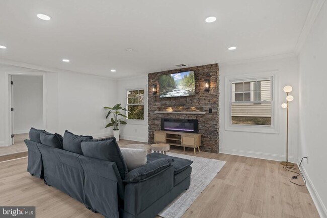 5 Burgess Ln