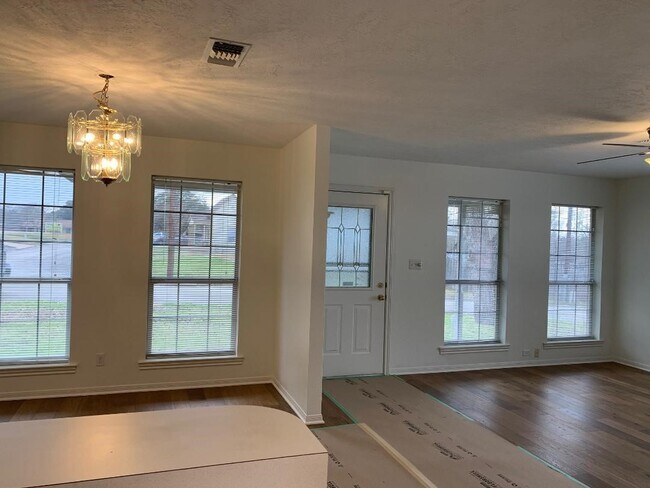 Photo - 300 Baber St