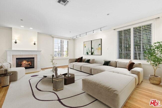 Building Photo - 433 N Doheny Dr Unit 106 Rental