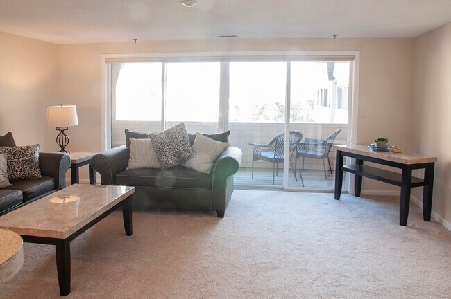 Living area with deck - 989 Ocean Blvd