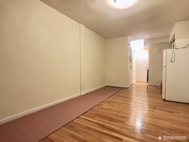 Building Photo - 260 W 27th St Rental