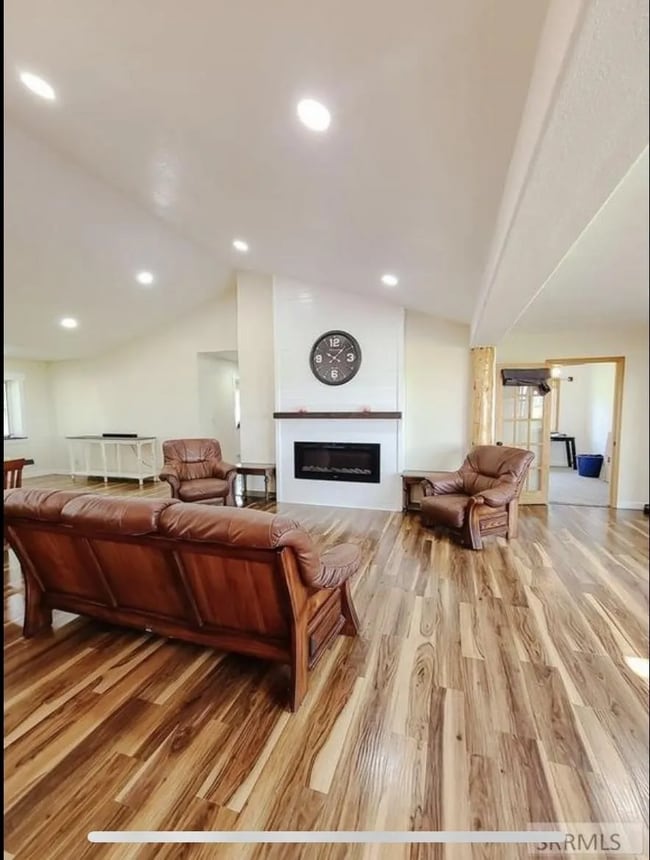 4243 W 49th S
