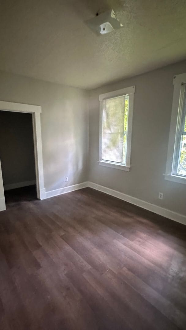Building Photo - 77th,E.1142 Unit Upstairs Rental