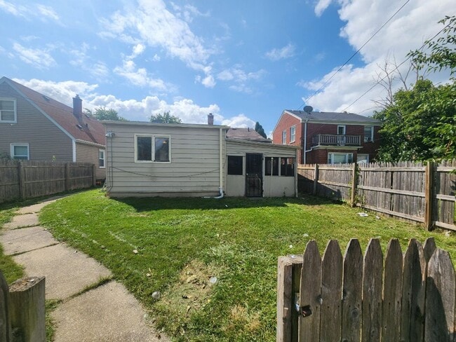 Photo - Nice 2 Bedroom Single House with Garage Available NOW