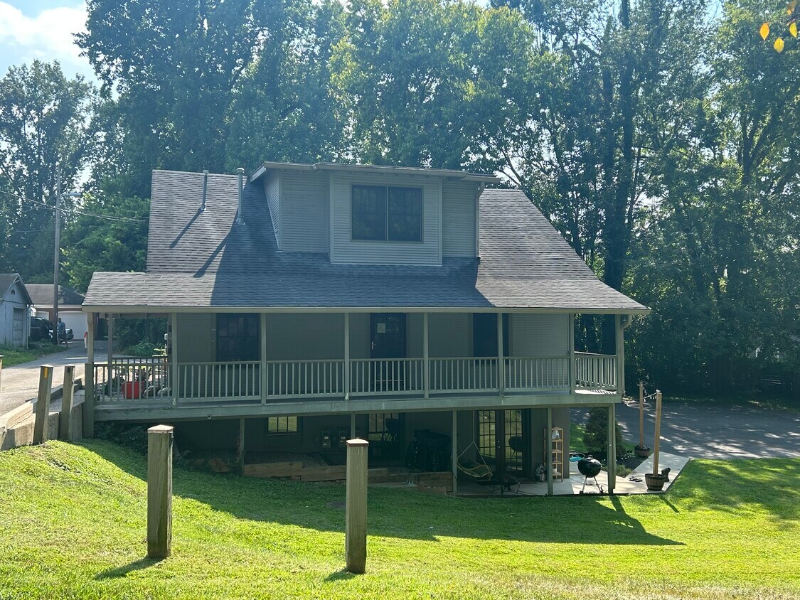 Front of house w/porch for apt. ! - 1046 Dudley Ave (Louisville, KY)