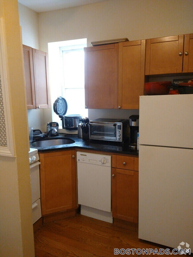 Building Photo - 1193 Commonwealth Ave Rental