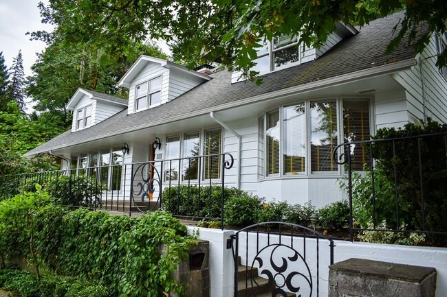 Building Photo - Three bedroom and Two Bathroom home in Portland Heights! Gourmet Kitchen and incredible natural L...