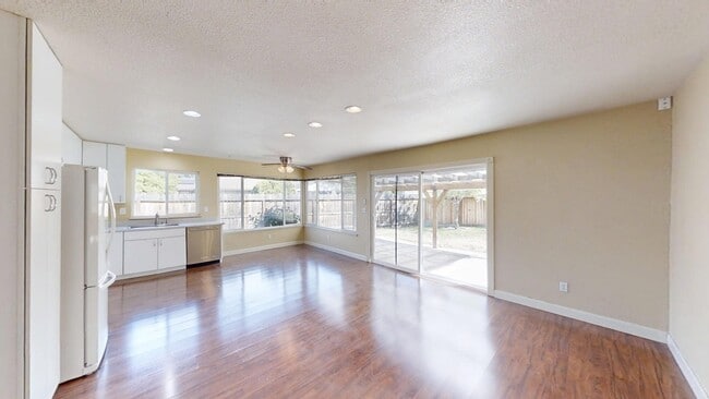 Photo - 6556 Mossview Way