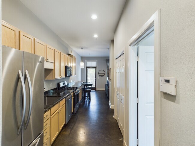 Building Photo - 1602 Elgin St Unit 3