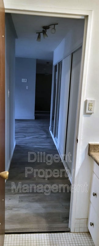 Photo - 200 Park Rd N