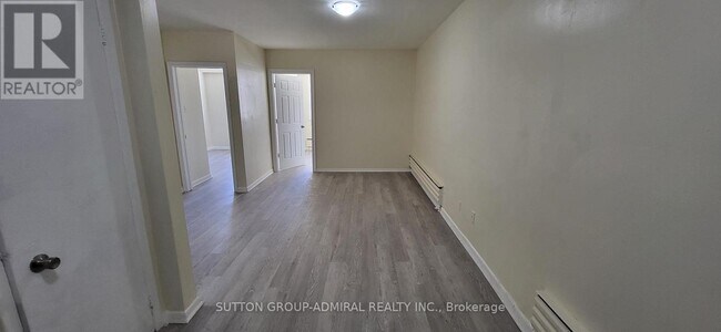 Photo - 2839 Bathurst St