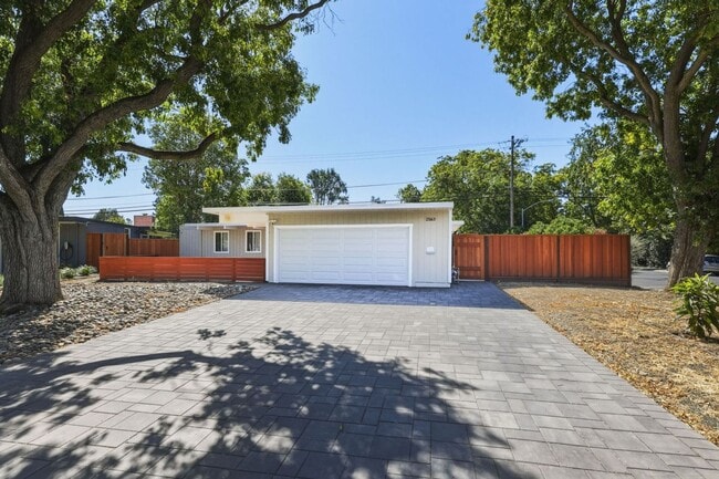 Building Photo - Conveniently Located 3 Bed, 2 Bath Home w/ Huge Patios