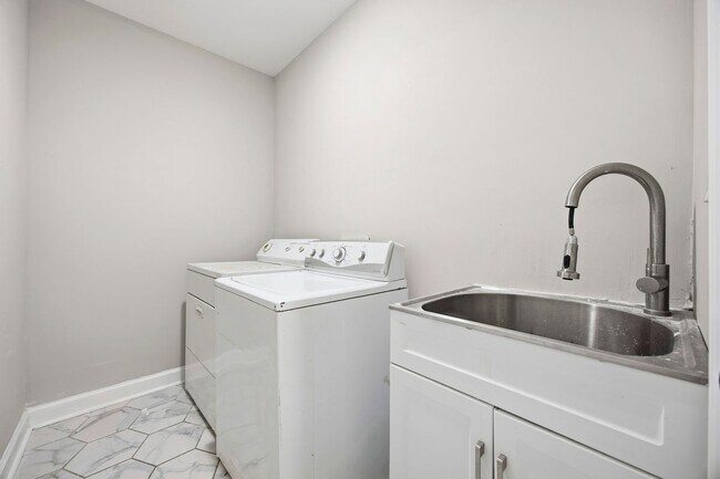 Photo - 2717 S Clark Dr