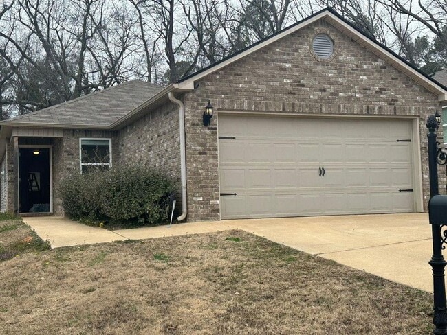 Building Photo - Spacious 3BR/2BA Home with Garage