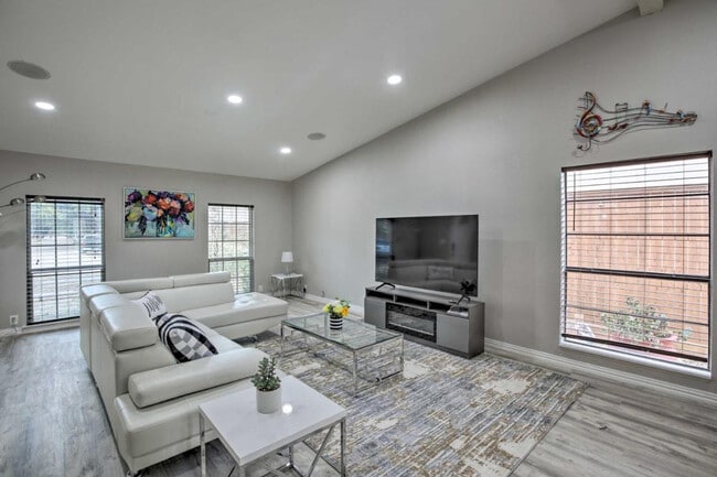Building Photo - 3210 N Collins Blvd Unit ID1246632P Rental