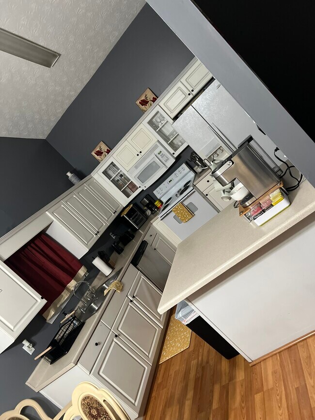 Fully equipped kitchen - 105 Mills Lndg