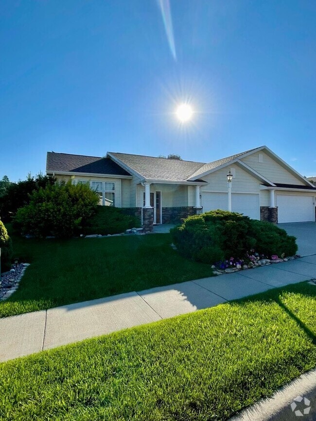Building Photo - 55 and Older Community - 2 Bed, 2 Bath Tow... Rental