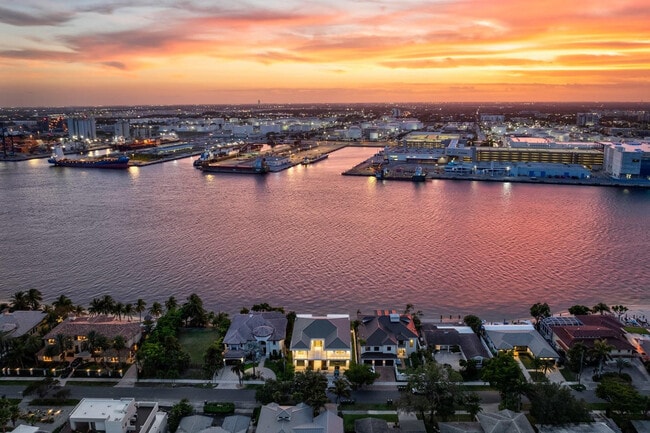 Photo - 1957 Harbourview Dr