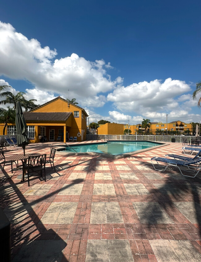 Pool Area - 9731 Fontainebleau Blvd Casa